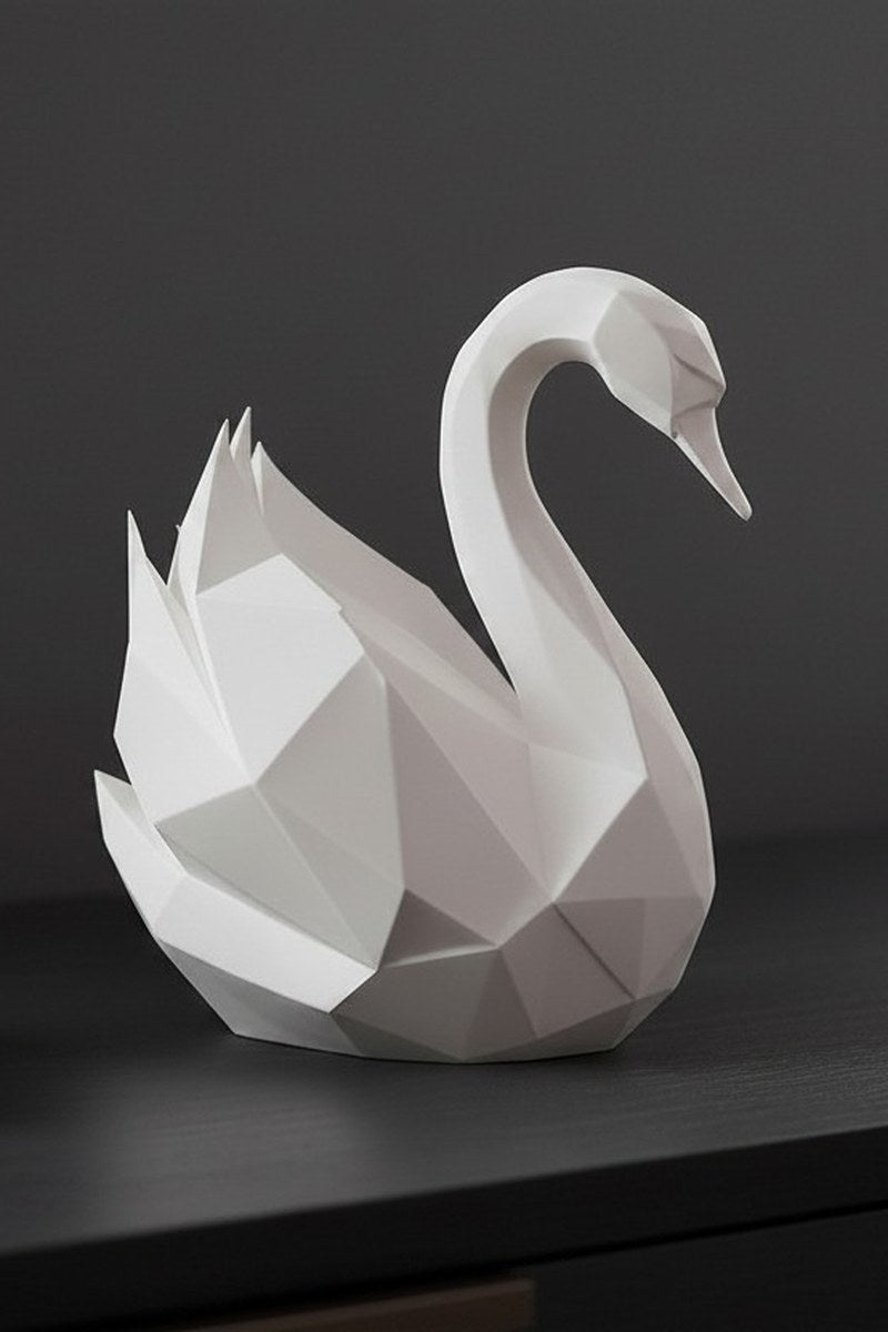 Sculpture de cygne low poly blanche à la forme géométrique anguleuse, gros plan