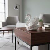 Sculpture de cygne low poly sur une étagère en bois dans une pièce minimaliste