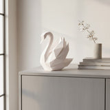 Sculpture de cygne low poly blanche à la forme géométrique anguleuse, gros plan