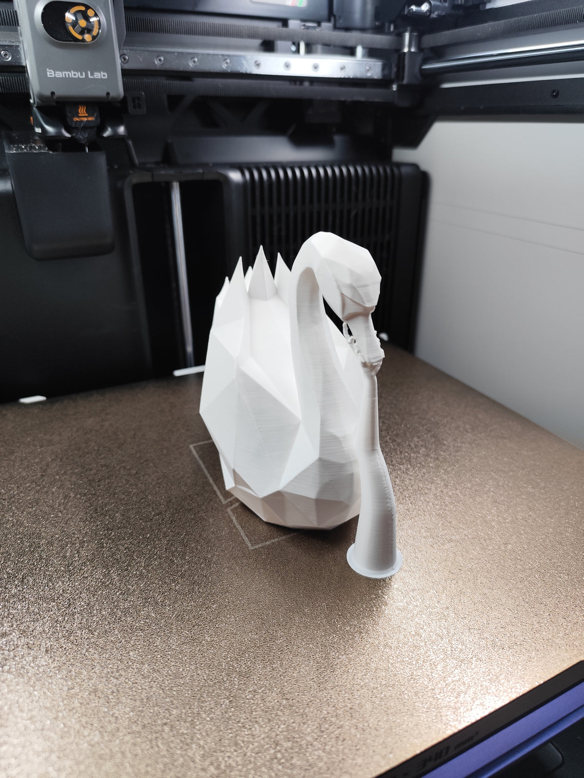 Sculpture de cygne low poly blanche à la forme géométrique anguleuse, gros plan