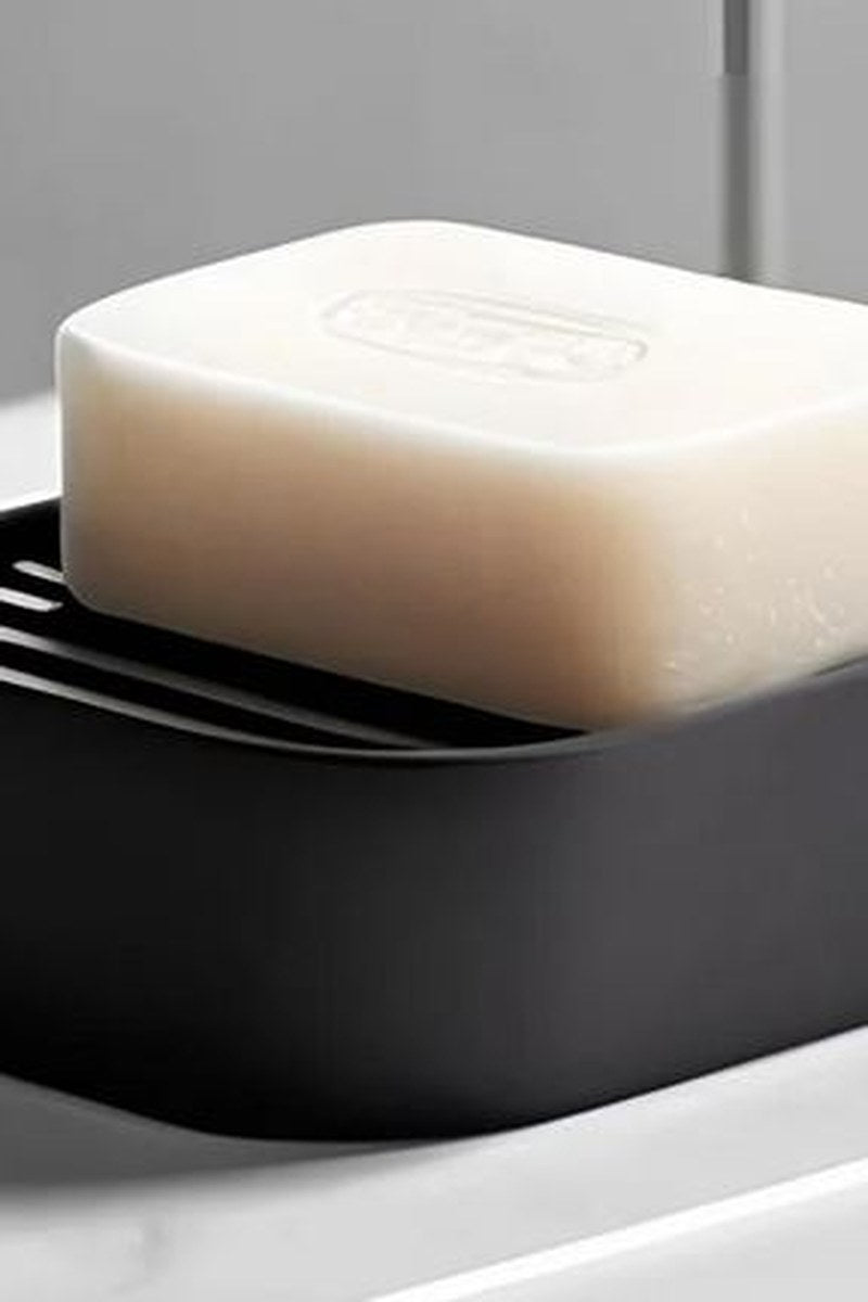 Porte-savon blanc minimaliste à surface inclinée, gros plan