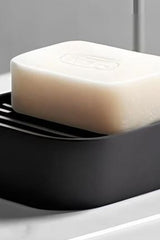 Porte-savon blanc minimaliste à surface inclinée, gros plan
