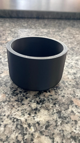 Pot de fleurs rond minimaliste sur une étagère en bois avec une plante grasse