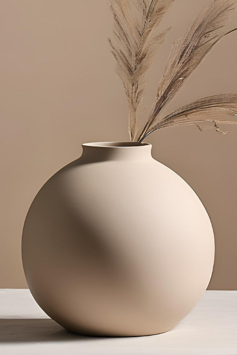 Gros plan d'un vase rond minimaliste en forme de sphère lisse