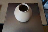 Détail de la surface du vase avec doux reflet de lumière et finition façon céramique