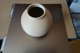 Gros plan d'un vase rond minimaliste en forme de sphère lisse