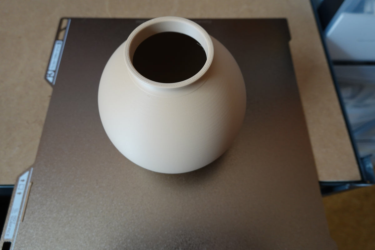 Gros plan d'un vase rond minimaliste en forme de sphère lisse