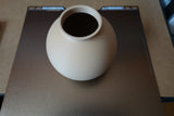 Gros plan d'un vase rond minimaliste en forme de sphère lisse