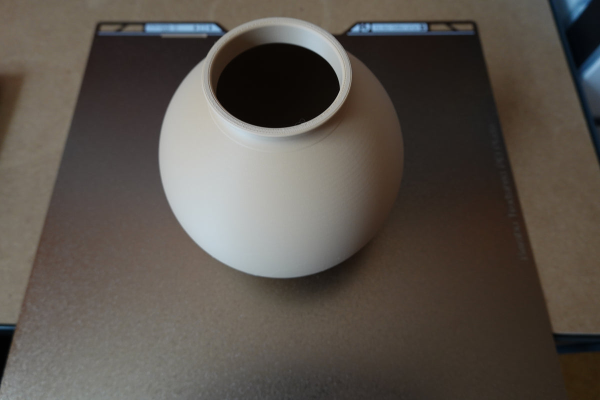 Gros plan d'un vase rond minimaliste en forme de sphère lisse