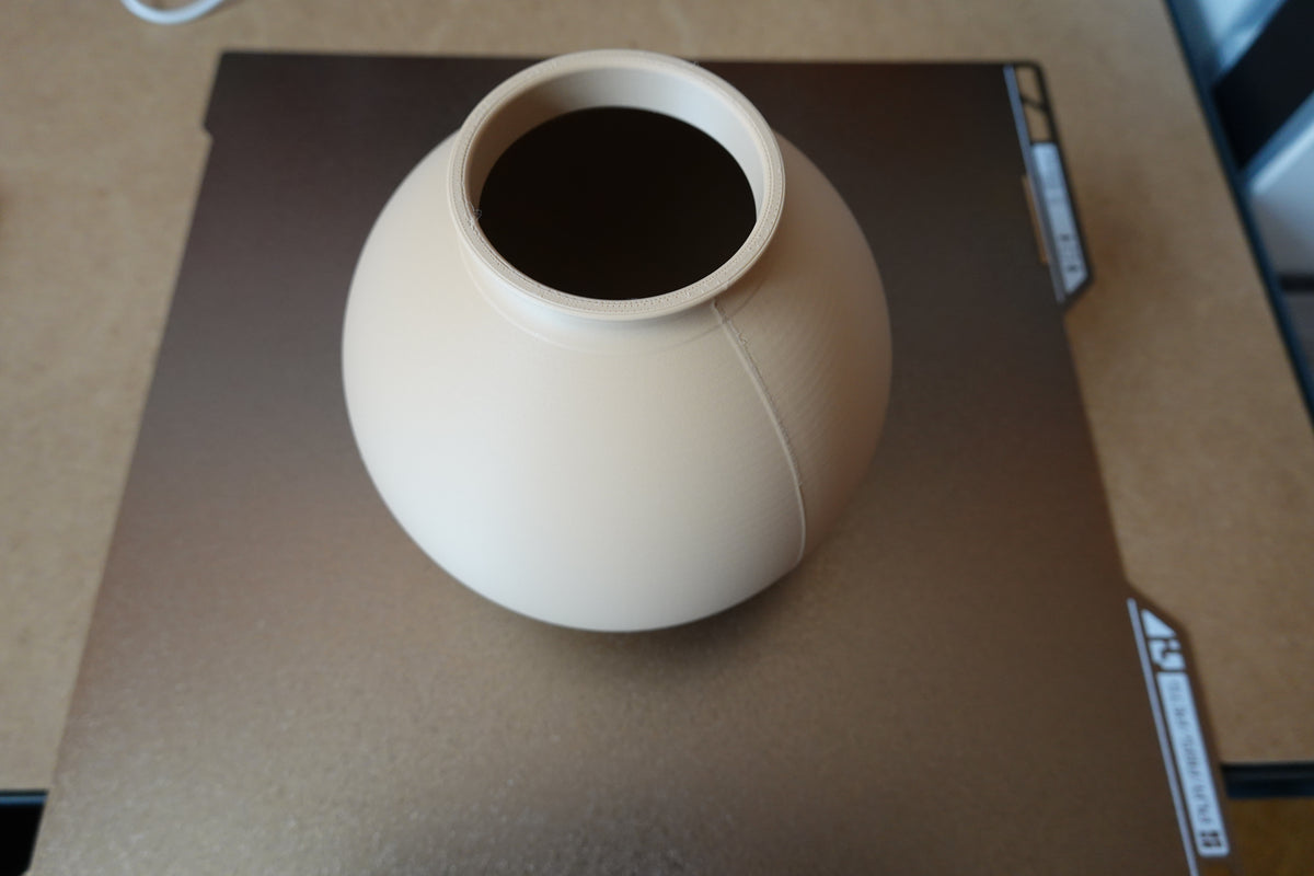 Gros plan d'un vase rond minimaliste en forme de sphère lisse