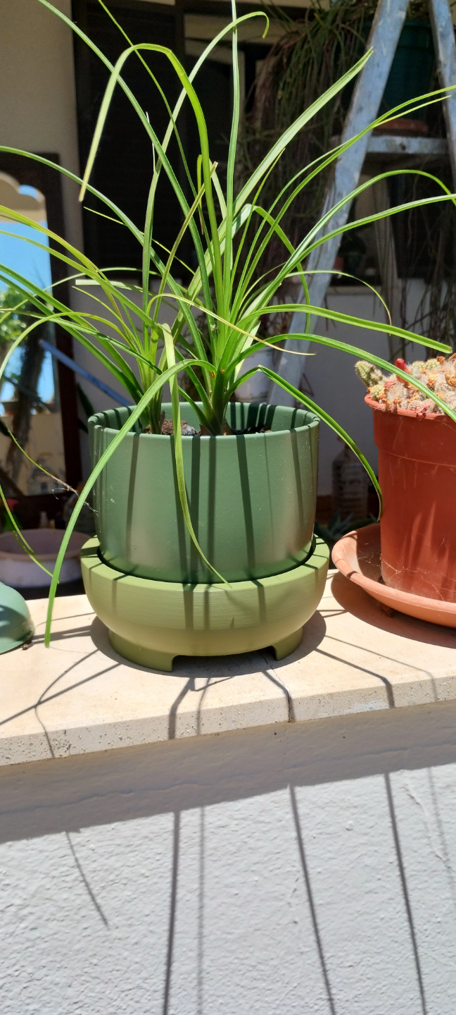 Détail du fond du pot à bonsaï avec pied intégré