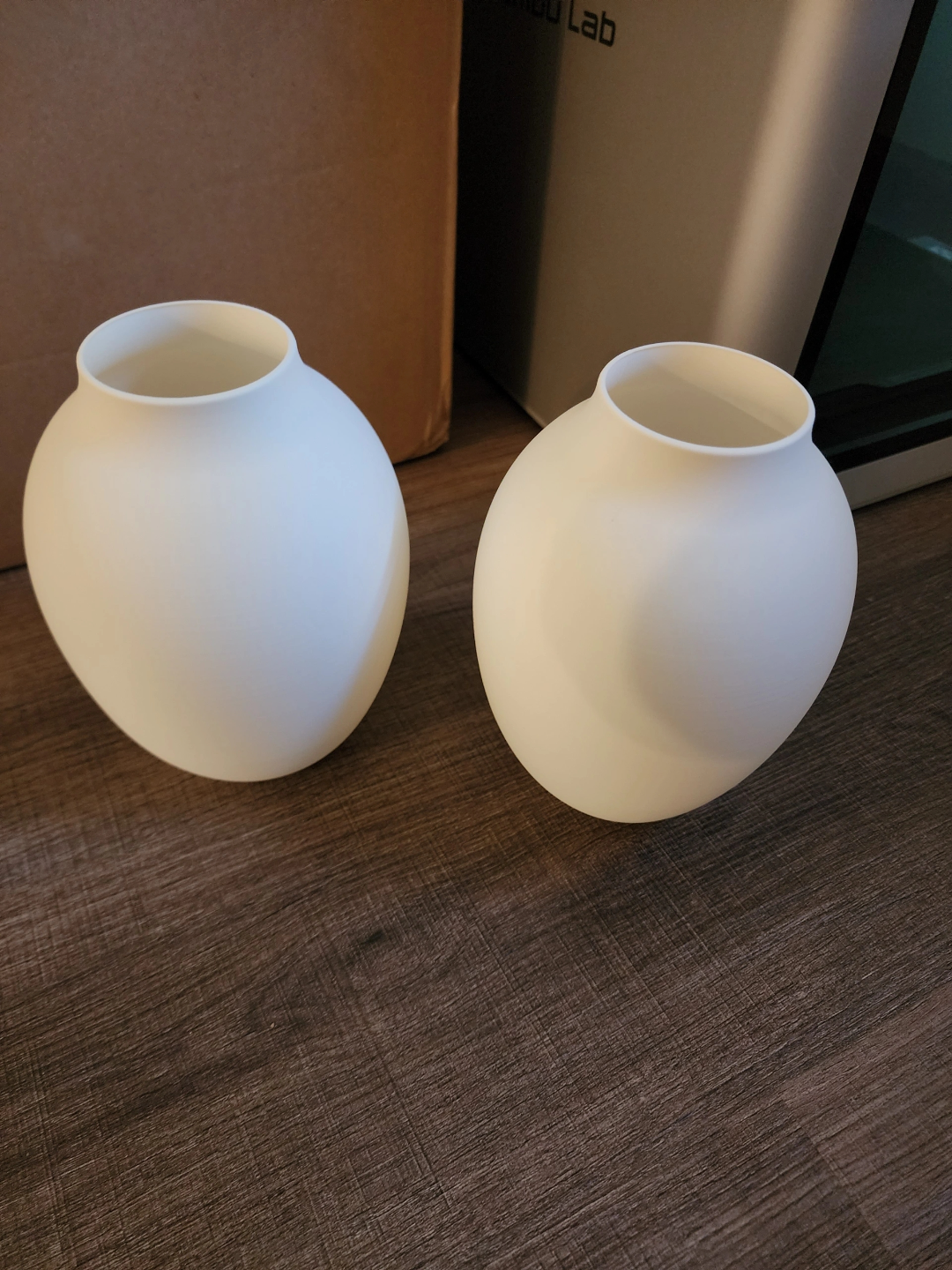 Vase amphore moderne sur une étagère blanche dans un intérieur minimaliste