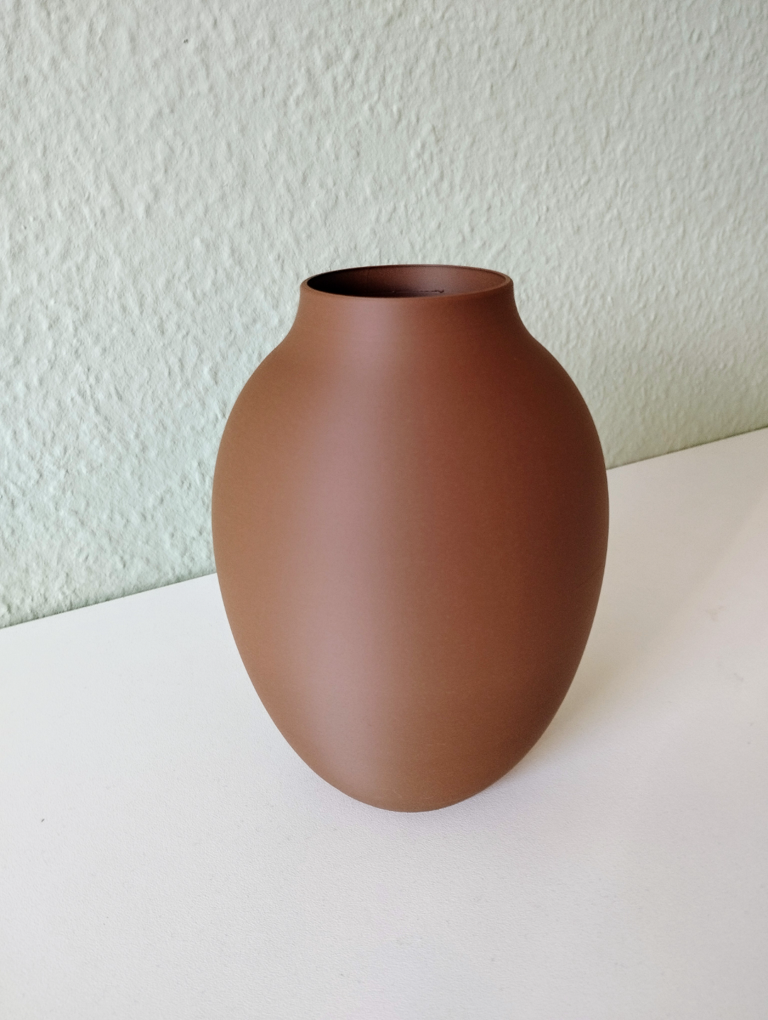 Détail du profil du vase amphore à la forme et aux proportions sculpturales