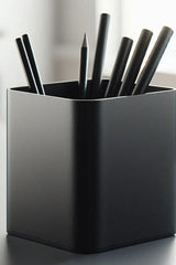 Pot à crayons minimaliste à la forme cylindrique épurée, gros plan
