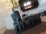 Range-télécommandes sur une table d'appoint de salon à côté d'une plante