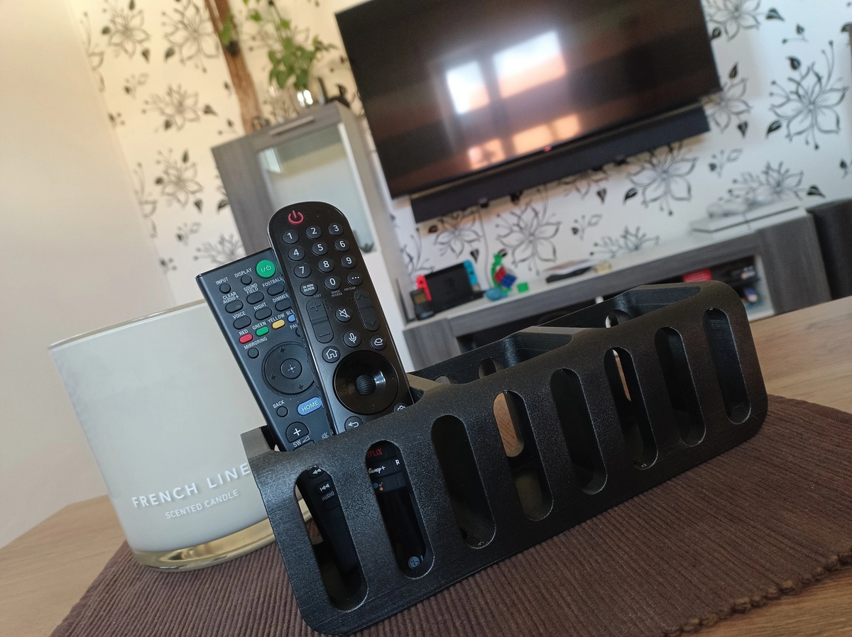 Range-télécommandes sur une table d'appoint de salon à côté d'une plante