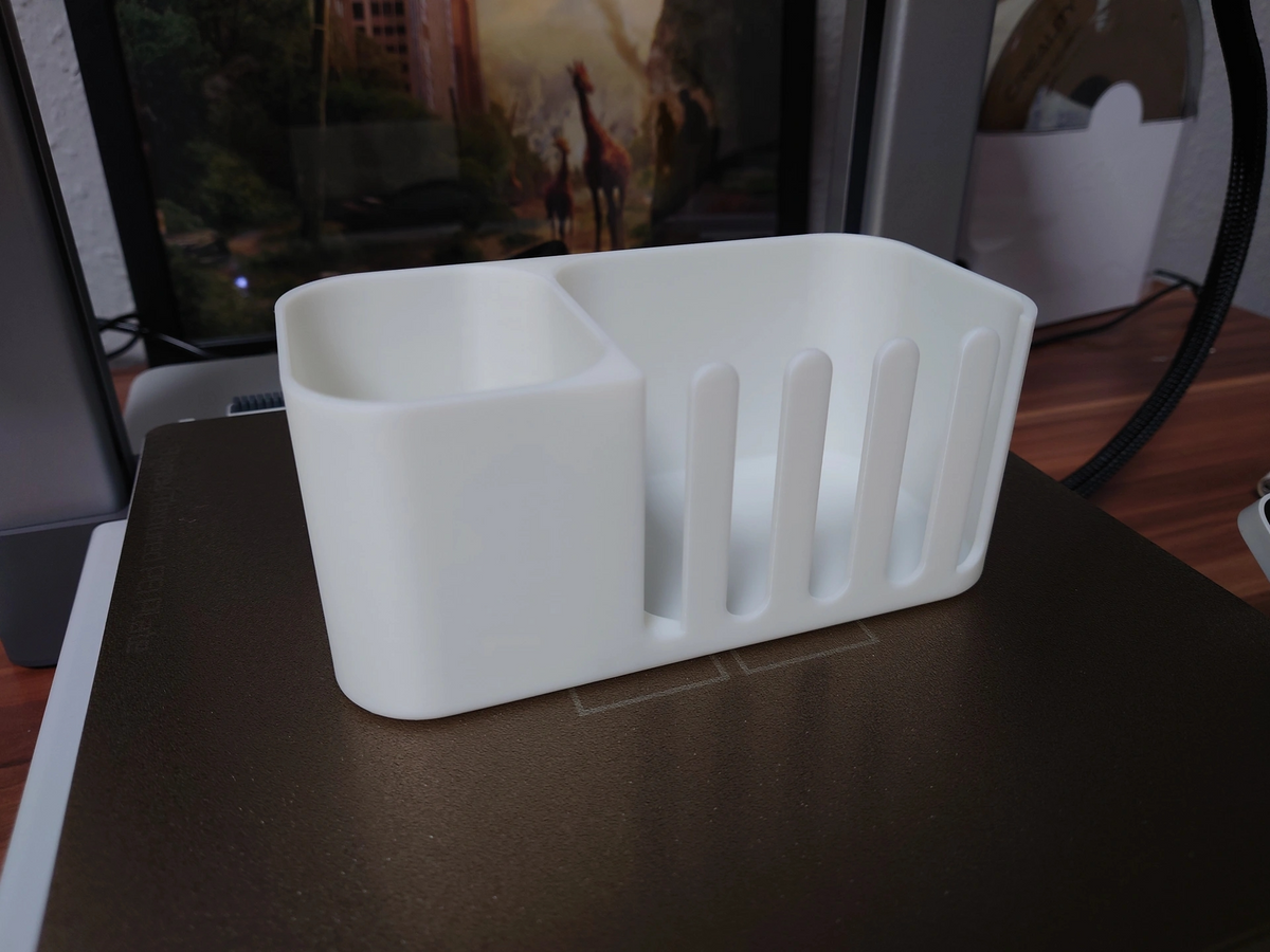 Range-télécommandes sur une table d'appoint en bois dans un salon