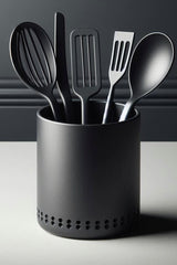 Pot à ustensiles de cuisine minimaliste à finition mate, gros plan de face