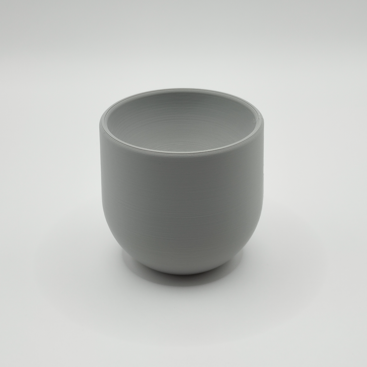 Coquetier minimaliste sur la table du petit-déjeuner avec un œuf à la coque et une cuillère