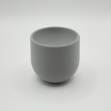 Coquetier minimaliste sur la table du petit-déjeuner avec un œuf à la coque et une cuillère
