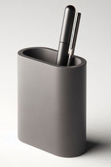 Gros plan d'un pot à crayons minimaliste à rainures verticales