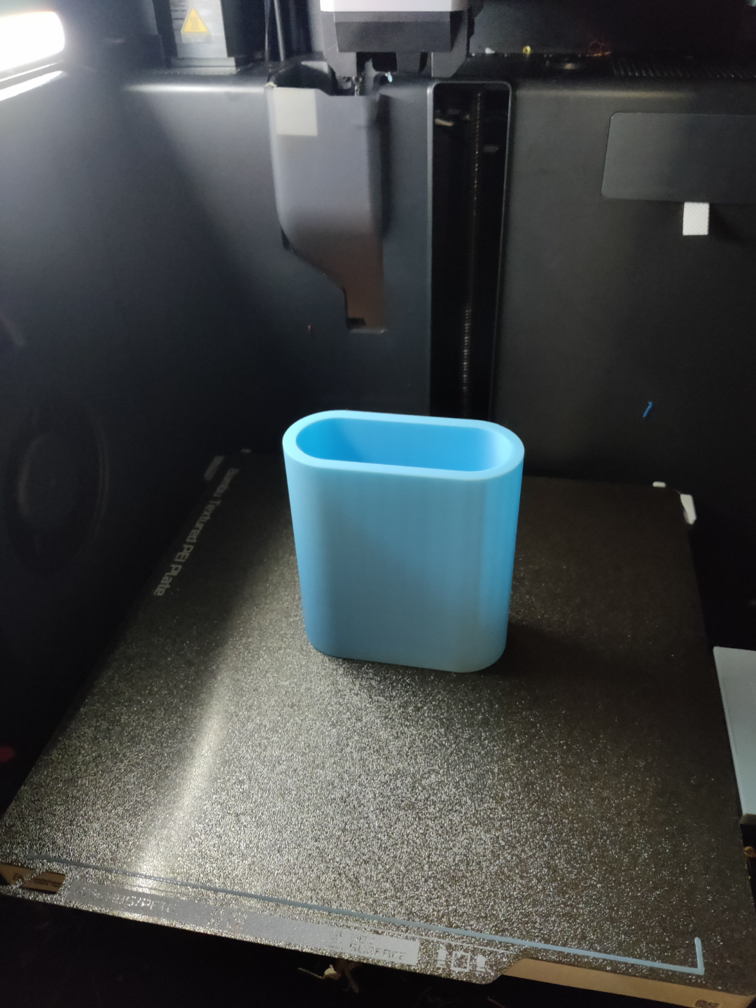 Gros plan d'un pot à crayons minimaliste à rainures verticales