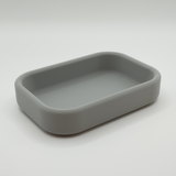 Plateau à clés minimaliste sur une console de couloir avec des clés et une plante