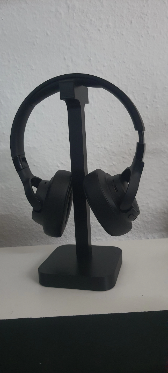 Support pour casque sur un bureau près d'un écran et d'une lampe de bureau