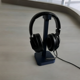 Détail de l'arc lisse et du pied stable du support pour casque
