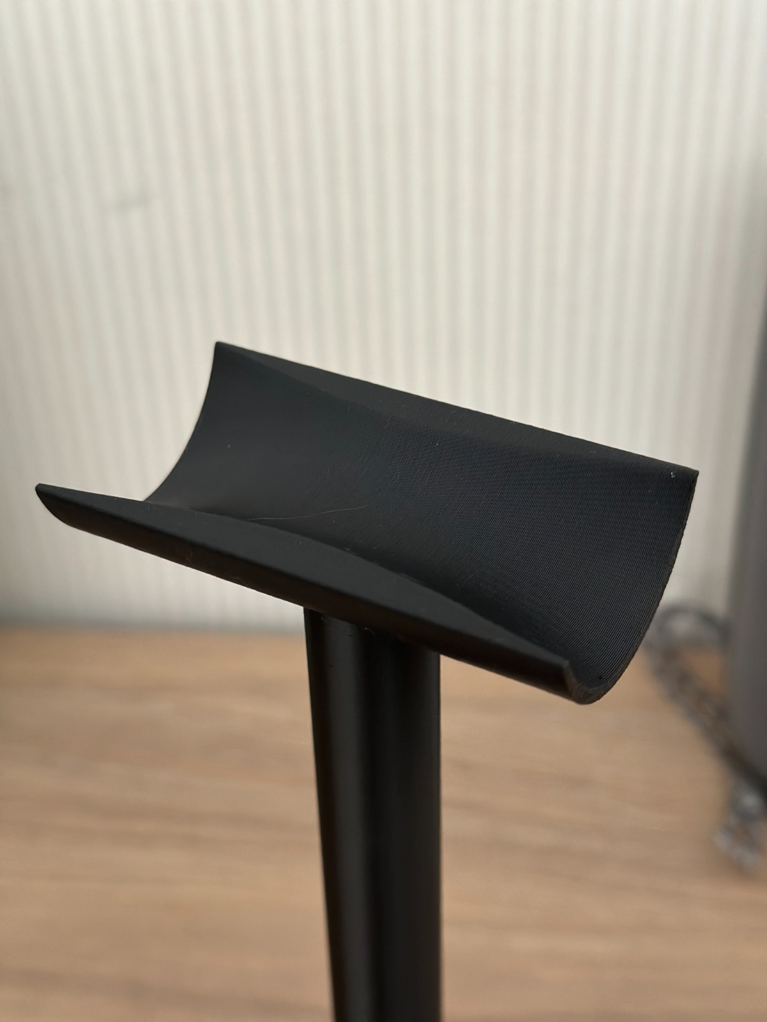 Support de casque minimaliste avec bras incurvé épuré et pied compact