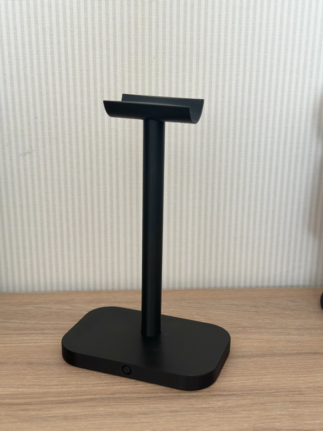 Support de casque minimaliste avec bras incurvé épuré et pied compact