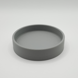 Plateau à clés rond sur une console d'entrée avec des clés et des petits objets