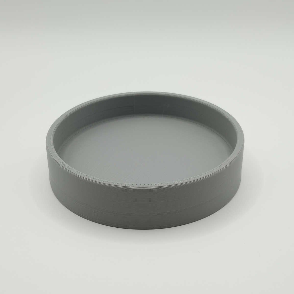 Plateau à clés rond sur une console d'entrée avec des clés et des petits objets