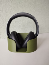 Support pour casque avec casque circum-auriculaire sur un bureau moderne
