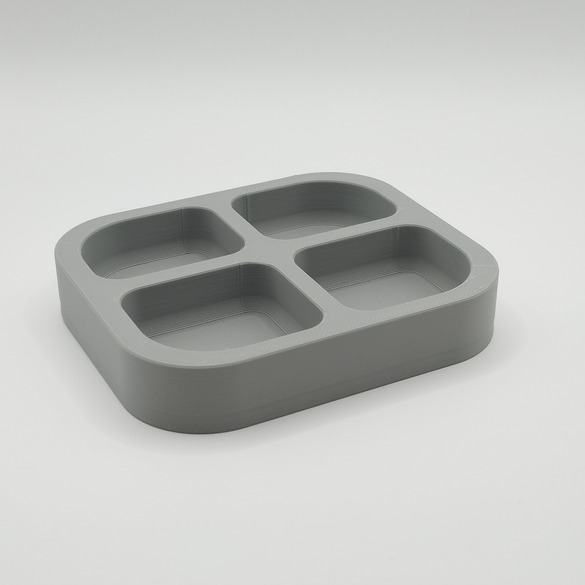 Plateau à clés minimaliste sur une console d'entrée, garni de clés