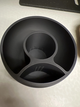 Gros plan d'un pot de fleurs blanc à arrosage automatique, forme ronde et drainage