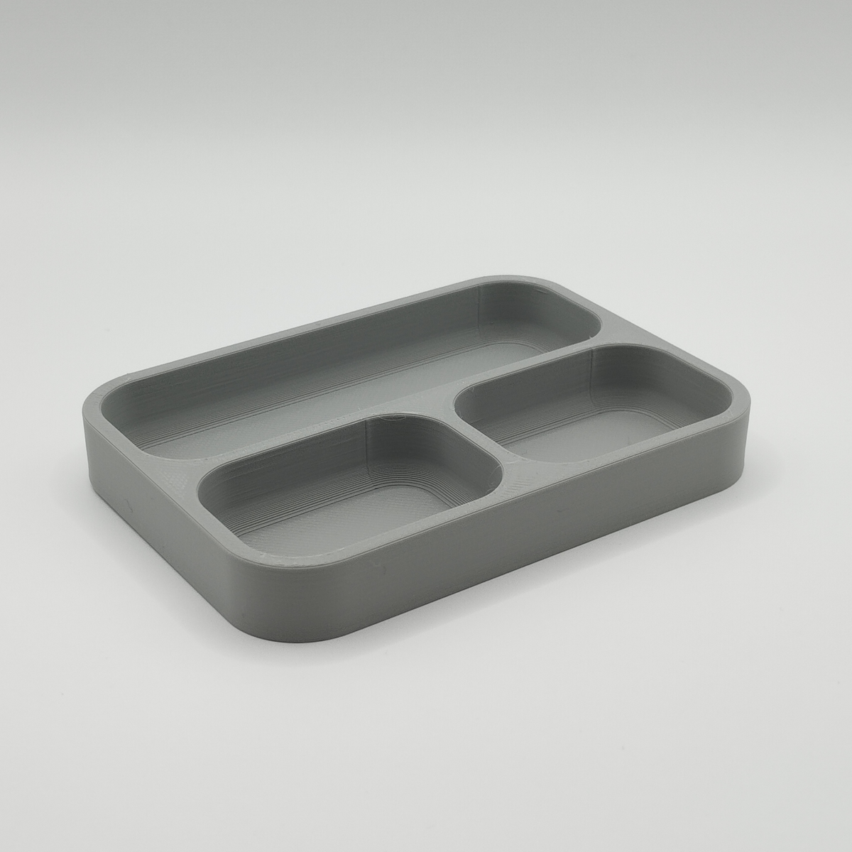 Vide-poche pour clés et pièces sur une console d'entrée avec clés et pièces