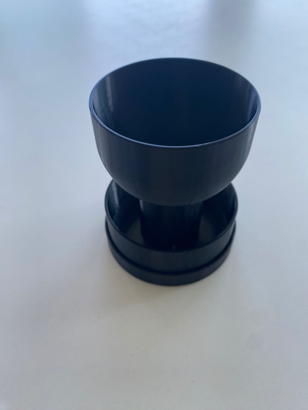 Détail d'un pot de fleurs autoarrosant avec réservoir d'eau au fond