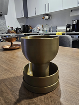 Pot de fleurs à réserve d'eau design Graal, gros plan sur sa silhouette élégante