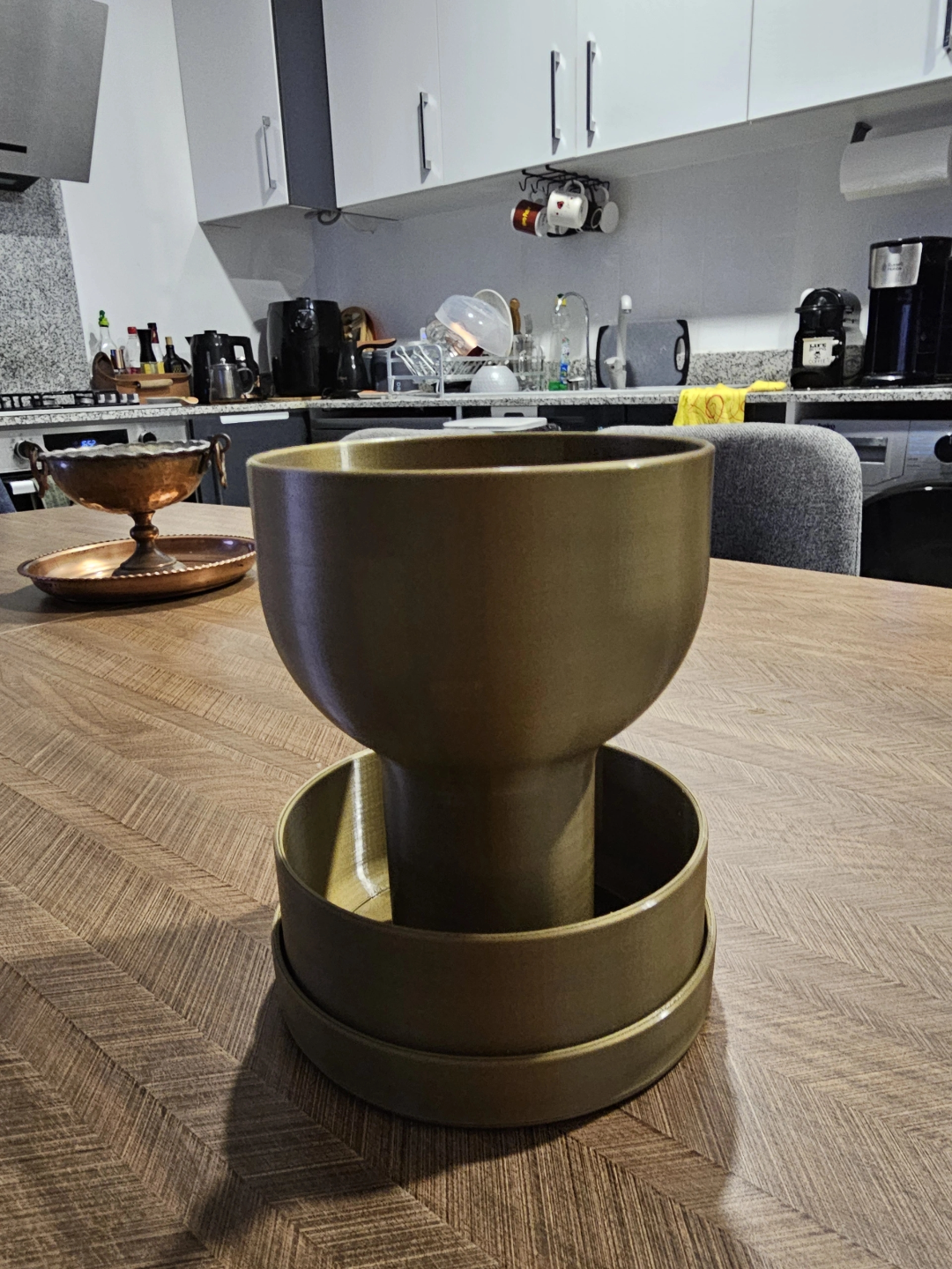 Pot de fleurs à réserve d'eau design Graal, gros plan sur sa silhouette élégante