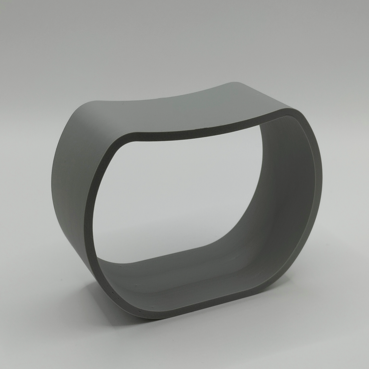 Porte-colliers minimaliste sur une commode blanche de chambre avec des pendentifs