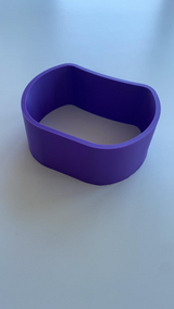 Porte-collier incurvé avec une fine chaîne drapée dessus