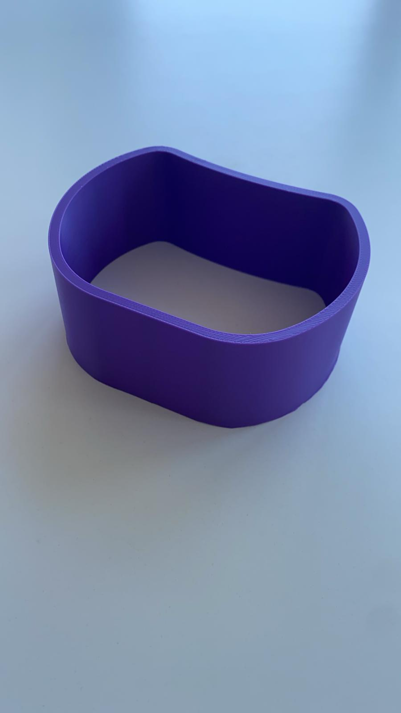 Porte-collier incurvé avec une fine chaîne drapée dessus