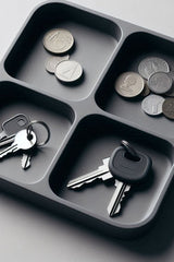 Vide-poche à quatre compartiments au design minimaliste vu de dessus