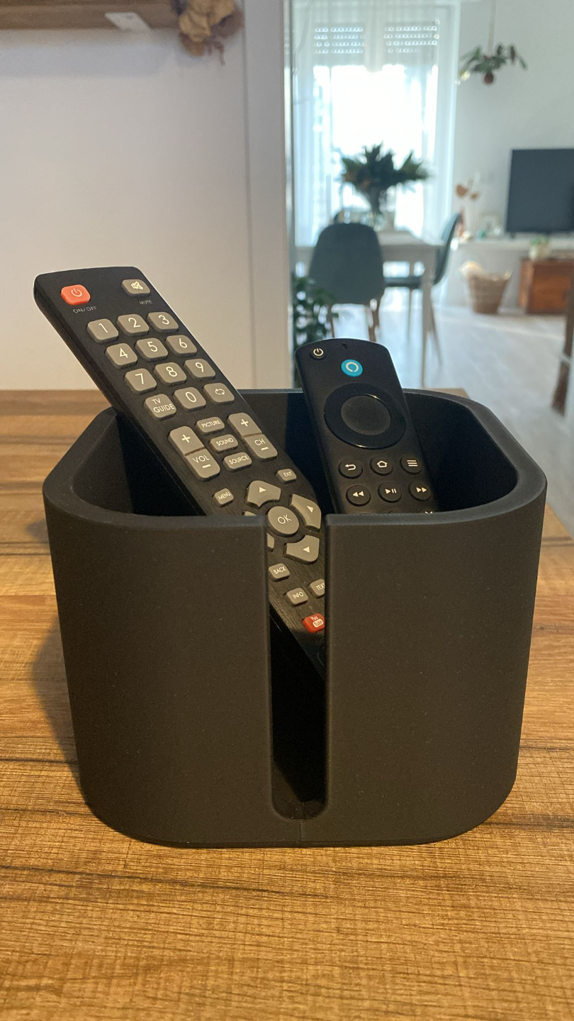Range-télécommandes sur une table d'appoint de salon avec une tasse de café et une plante