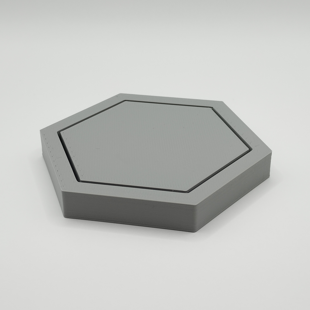 Sous-verre hexagonal sur une table en bois avec tasse à café, dressage minimaliste