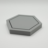 Sous-verre hexagonal sur une table en bois avec tasse à café, dressage minimaliste