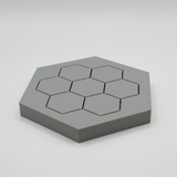 Sous-verres hexagonaux minimalistes sur une table en bois avec une tasse de café