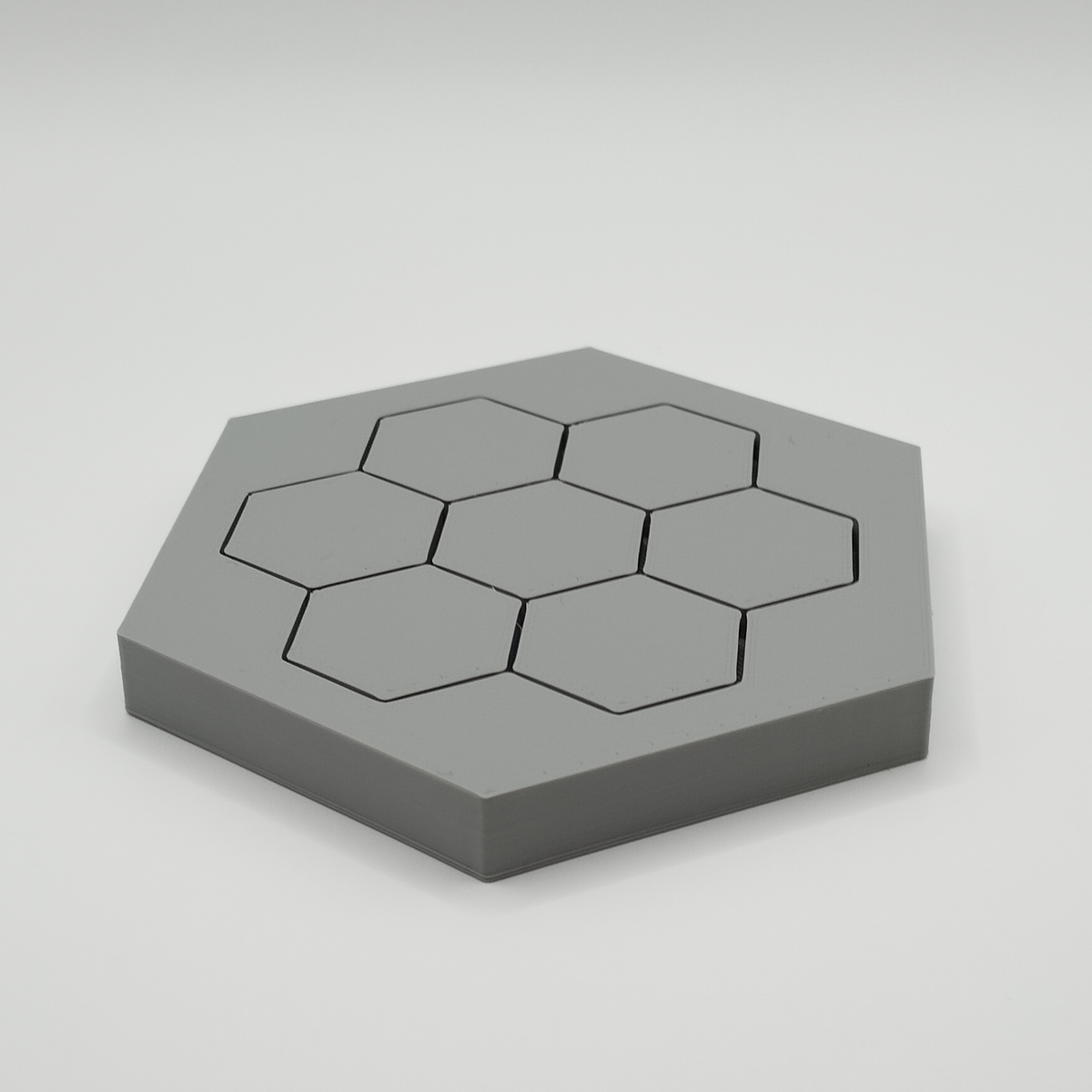 Sous-verres hexagonaux minimalistes sur une table en bois avec une tasse de café
