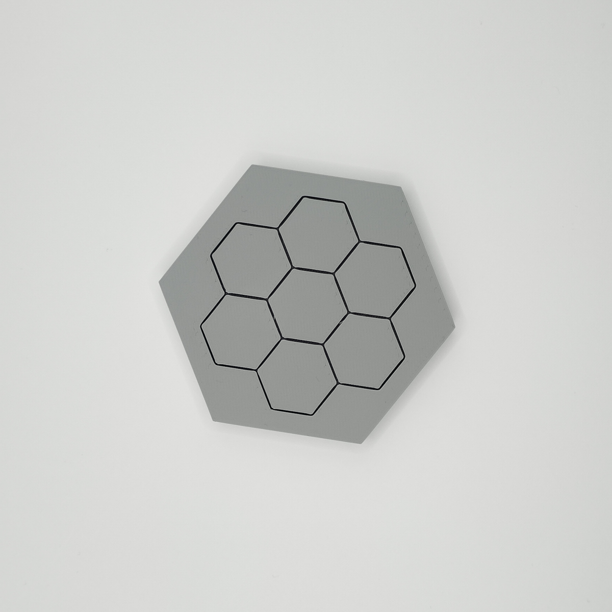 Gros plan du bord et de la surface plane du sous-verre hexagonal